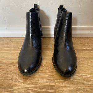 Black Old Navy Chelsey Boots